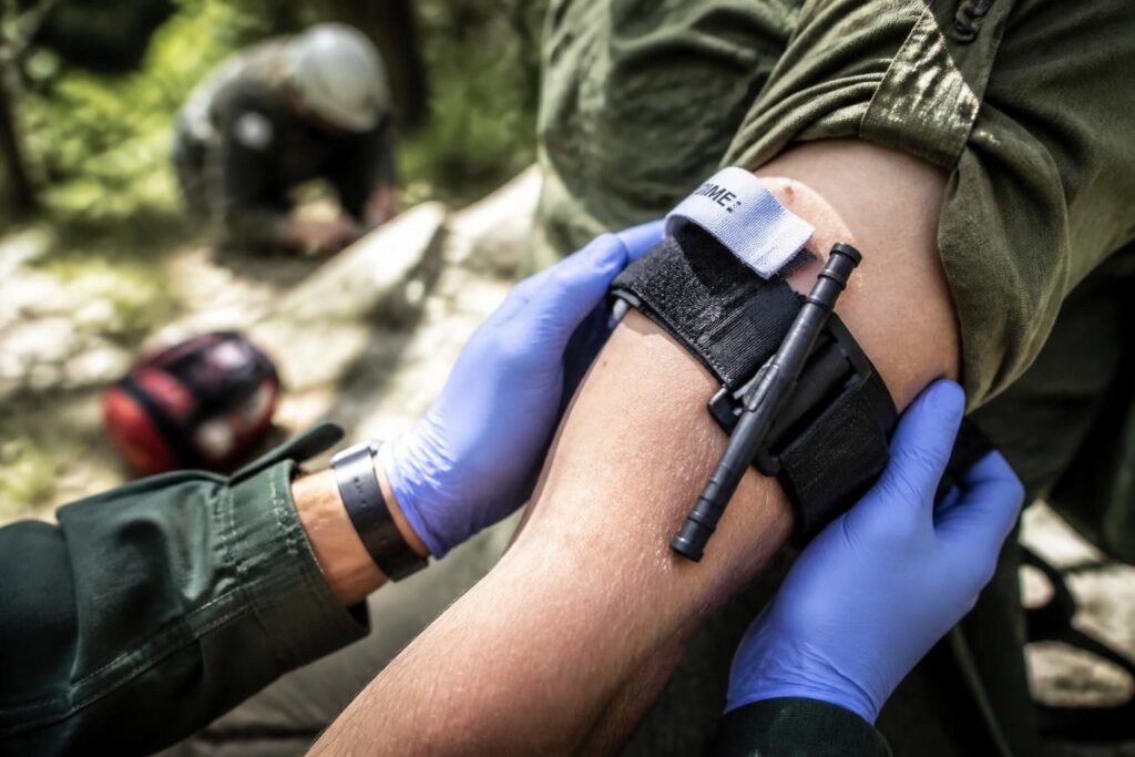 découvrez comment utiliser un garrot tourniquet tactique d'urgence efficacement et les avantages qu'il offre en situation critique pour sauver des vies.